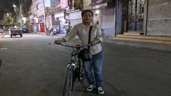 إيرين قديس.. صعيدية تجوب الشوارع بالدراجة لتعول أسرتها: «الدنيا مليانة شغل»