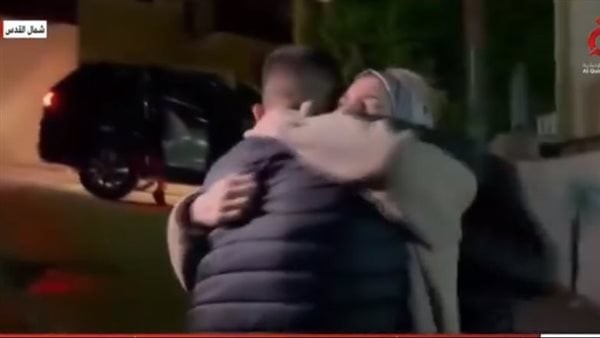 مشاهد مؤثرة من استقبال الأسرى الفلسطينيين عقب خروجهم من سجن عوفر الإسرائيلي (فيديو)