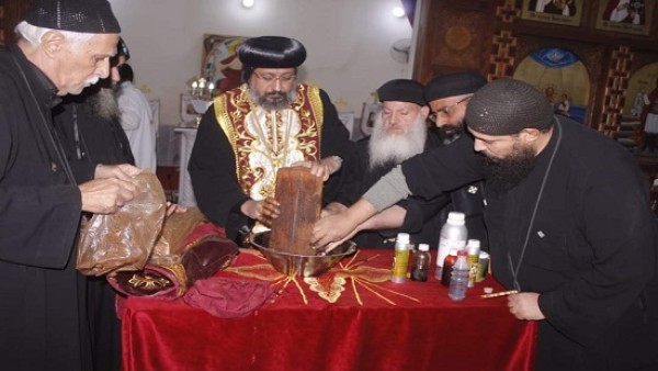 الانبا ارسانيوس يطيب رفات الشهيد مارمينا العجائبى بكنيسته بالفرافرة