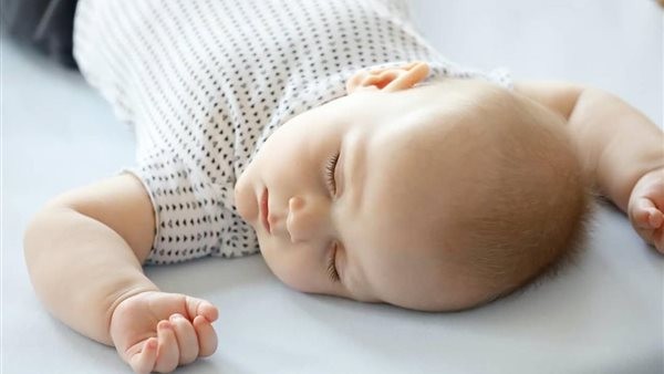 وضعيات نوم الرضيع.. طبيب يكشف الطريقة الأنسب لطفلك