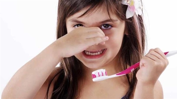 علاج رائحة الفم الكريهة عند الأطفال.. أكثري من شرب طفلك للمياه