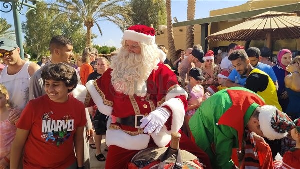 قادما من بروكسل.. بابا نويل يوزع هدايا على شواطئ المنتجعات السياحية بالغردقة | صور