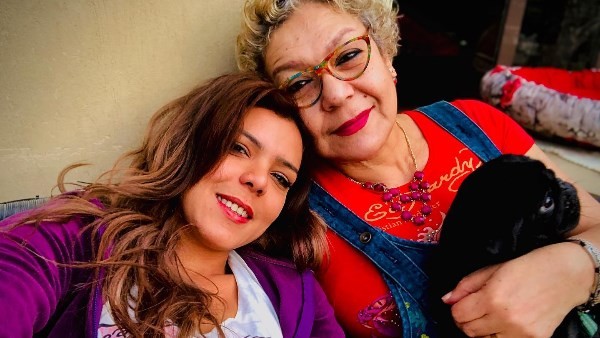 "حياتي كلها كانت ليكي".. رثاء مؤثر من ناهد السباعي لوالدتها بعد أول يوم فراق