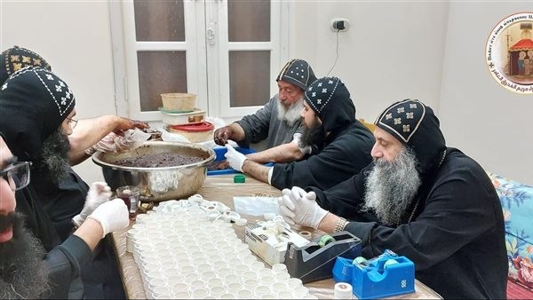 الأنبا بيجول أسقف دير المحرق يعد حنوط القديس القمص ميخائيل البحيري المُحرقي