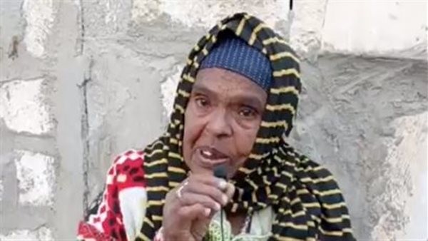 ماتوا في يوم واحد.. سيدة تعيش بجوار قبور أبنائها الأربعة منذ 33 عامًا ببني سويف : هسيبهم ازاى دول ضنايا - فيديو