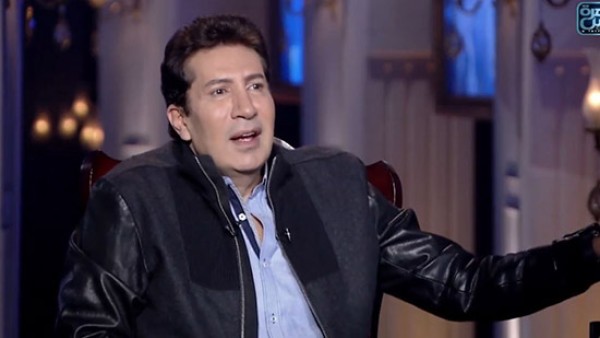 هاني رمزى يسخر من صورته في فيلم "الحب الأول": أنا مولود كده