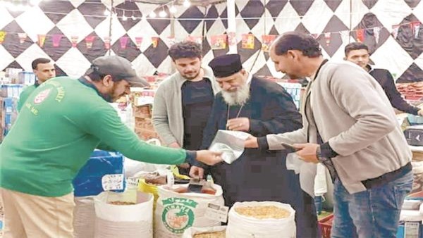 «أخوّة الوطن».. القمص يُؤانس يُجهز «شنط رمضان» للأسر الأكثر احتياجًا