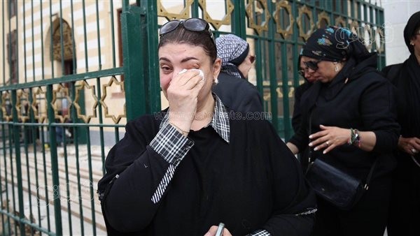 انهيار ابنة الفنانة لبنى محمود أثناء تشييع جثمان والدتها (صور)