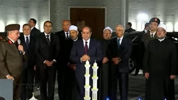 أثقل نجفة وأكبر منبر .. مسجد مصر الكبير يدخل موسوعة جينيس للأرقام القياسية