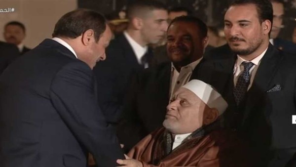 لفتة إنسانية من الرئيس السيسي مع الدكتور أحمد عمر هاشم (فيديو)