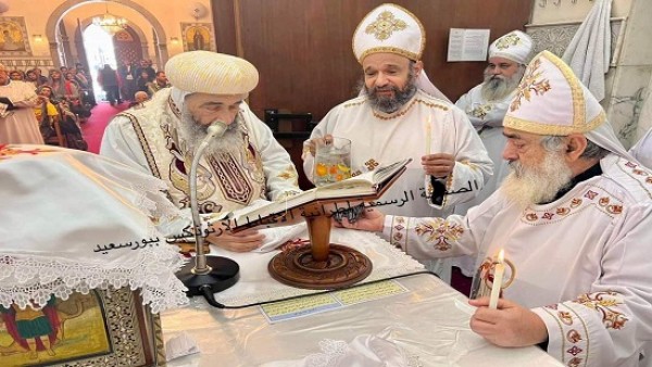 "مطران بورسعيد يطيّب جسد البابا كيرلس السادس"