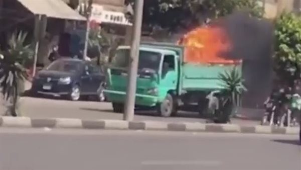 سيارة إطفاء تلاحق عربة مشتعلة في جسر السويس بالقاهرة (فيديو)
