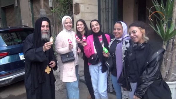 كاهن يوزع فوانيس رمضان على المسلمين في الشوارع : مصر دايما بخير - شاهد