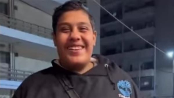 مصطفى بائع شيكولاتة يخطف قلوب المشاهدين بابتسامته في الإسكندرية