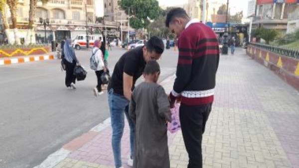 مسيحى يوزع فوانيس على المارة فى مدينة قنا احتفالا بشهر رمضان.. صور