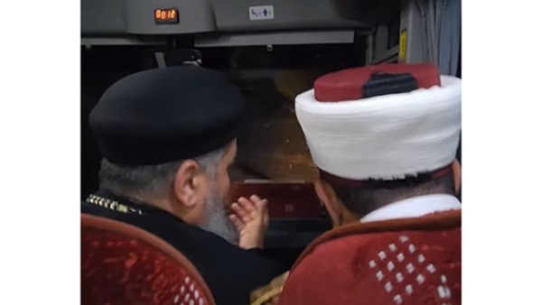 فيديو ..."الله موصي بالحب يا ناس حبوا الناس" .. الاب متى زكريا من الكنيسة القبطية يلتقي الشيخ العراقي حسين السمرائي