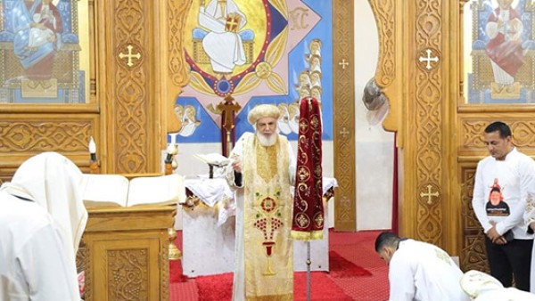 الأنبا بڤنوتيوس يصلى قداس الأربعين للمتنيح القس أبانوب القمص أرمانيوس