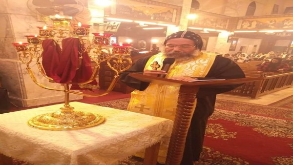 بالصور.. الأنبا صليب يلتقى بكهنة المنصورة وزوجاتهم