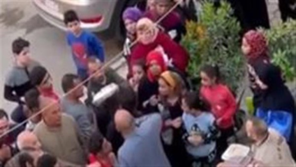 رجل يوزع وجبات إفطار بطريقة مهينة ويتشاجر مع المعترضين: "اللي مش عاجبه يمشي"