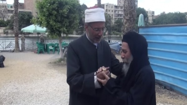 قس يوزع فوانيس رمضان على المسلمين في شوارع القاهرة: «كلنا إيد واحدة»