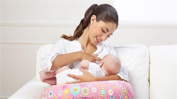 علاج قلة الحليب في أحد الثديين.. أكثري من الرضاعة