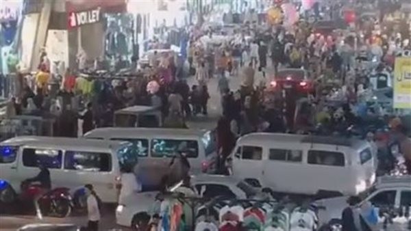 القطعة بـ35 جنيه.. زحام كبير على شراء ملابس العيد في شارع العريش بفيصل - فيديو