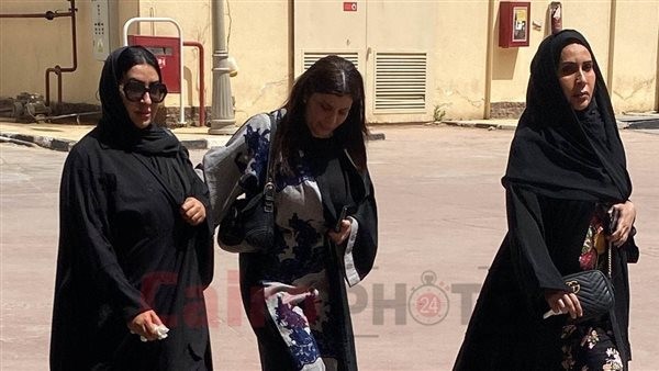 عائلة شيرين الطحان أمام المستشفى في انتظار خروج الجثمان استعدادًا لتشييع الجنازة