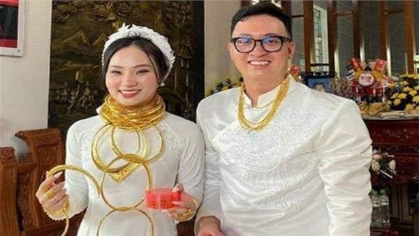 50 عقدًا.. عروسان يتفاجآن بكميات ضخمة من الذهب في زفافهما