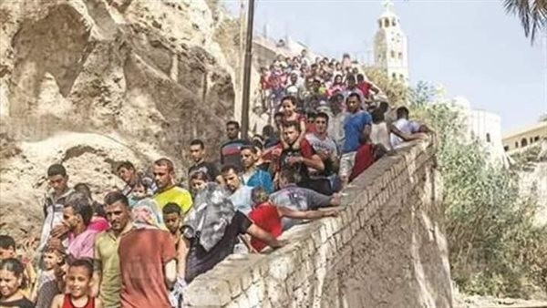 عشرات الآلاف من الأقباط يتوافدون إلى جبل الطير بالمنيا للمشاركة في إحتفالات السيدة العذراء - صور