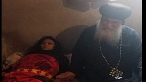 الأنبا مكاريوس يفتقد عدد من المرضى بالمنيا