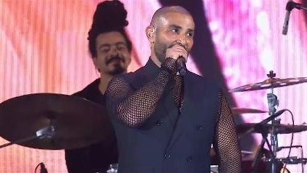 تركي الشيخ يقطع حفل أحمد سعد ويوجه له طلبا على الهواء والمطرب يرد (فيديو)