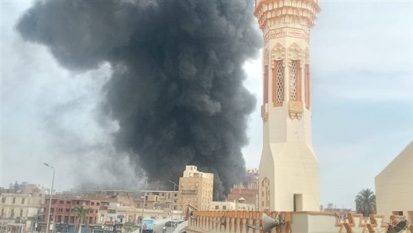 ننشر الصور الأولى لحريق هائل بمعرض شباب مصر في بني سويف