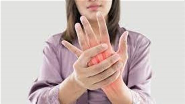 لماذا يدي ترتجف بدون سبب؟.. أخصائي علاج طبيعي يجيب