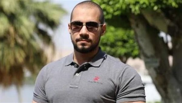 بكاء صاحبة الفستان الأزرق يفجر الغضب، وعبد الله رشدي يجدد الأزمة