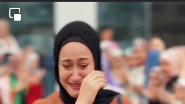 أم لطفلين وتكبر زملائها بـ3 سنوات.. خلود هاشم طالبة الممر الشرفي بـ«آداب دمياط»