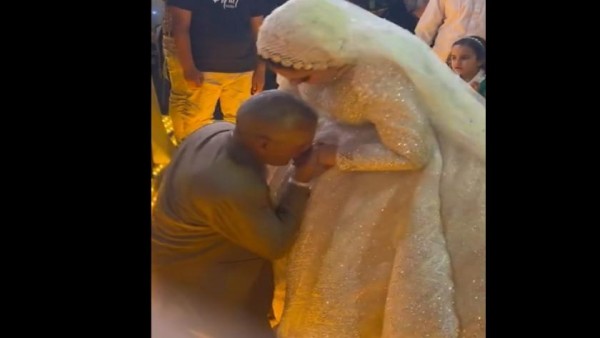أب يركع على ركبتيه ويقبل يد ابنته في حفل زفافها بالغربية.. «كان متغرب 19 سنة»