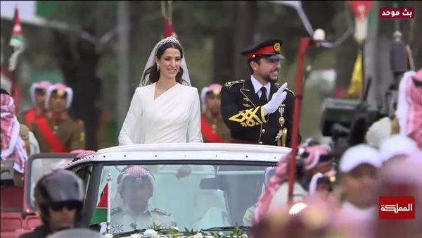 حفل زفاف ولي العهد الأردني، ظهور سيارة الملكة إليزابيت وبدلة الجد والموكب الأحمر، مراسم نفرح بالحسين تفاجئ الجميع (فيديو)