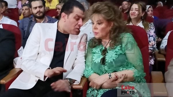 وصلة رقص بين صفاء أبو السعود ومصطفى كامل خلال تكريمها بالبيت الفني للفنون الشعبية والاستعراضية