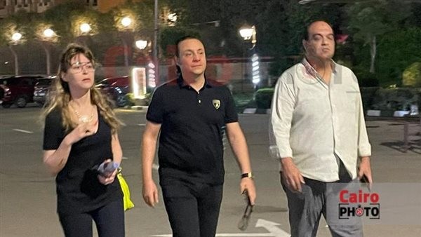 أول ظهور لها بعد قضية المخدرات.. منة شلبي تقدم واجب العزاء في والد المخرجة مريم أحمدي بمسجد الشرطة