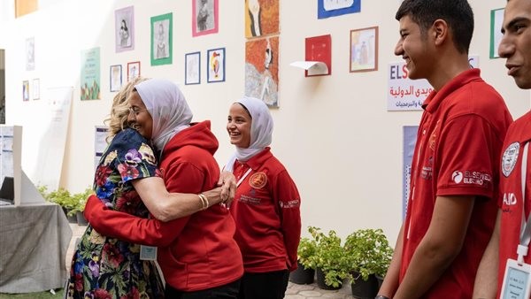 محتضنة الطلاب.. جيل بايدن في زيارة لإحدى مدارس التكنولوجيا التطبيقية: هؤلاء حاضر ومستقبل القاهرة| صور