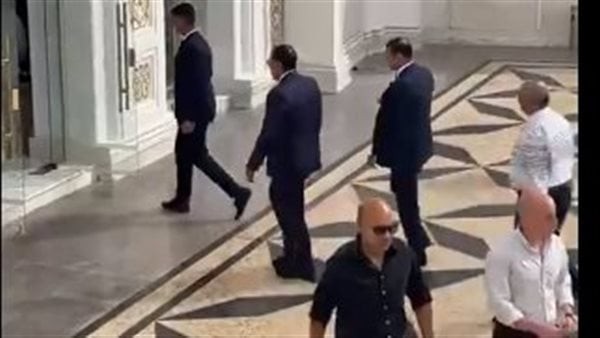مصطفي مدبولي أول الحاضرين لجنازة الدكتور أحمد عماد الدين وزير الصحة الأسبق بمسجد الشرطة | صور وفيديو