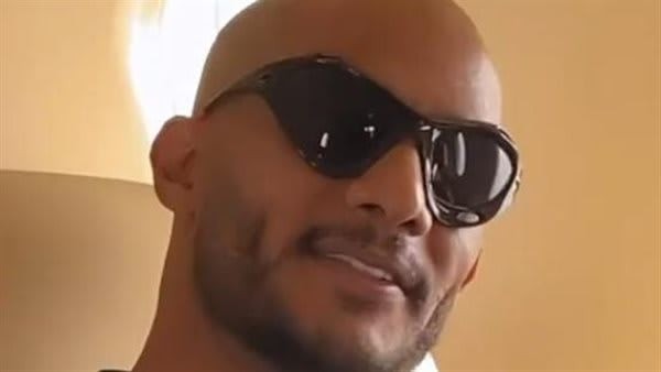 محمد رمضان يحلق شعره زيرو ويعلق: في طريقي إلى رومانيا