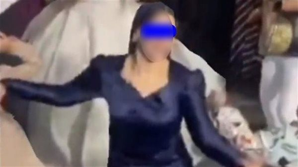 صاحبة الفستان الأزرق: أنا طالبة ومش متجوزة وهذا ما تعرضت له داخل الجامعة بعد فيديو الرقص (فيديو)