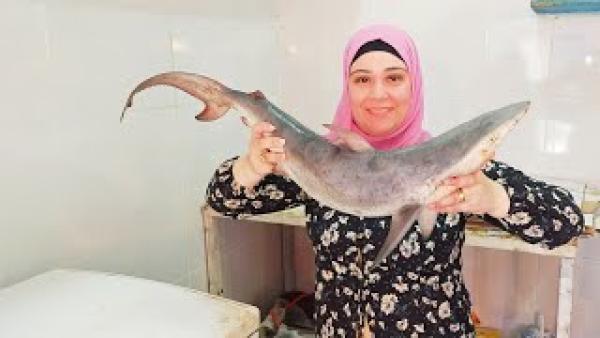 فيديو...اصطادت سمكة قرش وطبخته.. شيف مصرية تثير جدلا على السوشيال ميديا