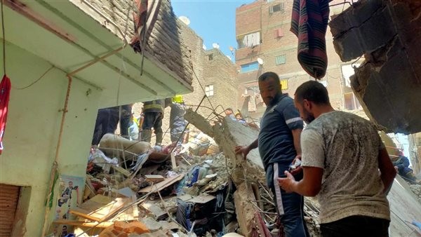 لحظات مؤلمة في انهيار عقار حدائق القبة: «تحطم فجرا ودمر نصف البيت المجاور»| فيديو