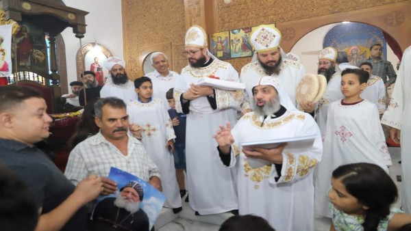 الأنبا نوفير يصلى قداس تذكار مثلث الرحمات الأنبا بطرس