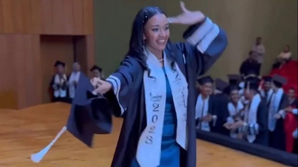 فتاة نوبية ترقص على طريقة أهلها في حفل تخرجها.. فيديو