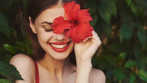 فوائد الكركديه للشعر، يؤخر شيب الشعر ويعالج القشرة