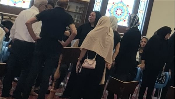 انهيار المخرجة منال الصيفى أثناء تشييع جنازة زوجها الراحل أشرف مصيلحى