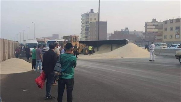 "الأرض كلها زيت وسكر".. مصدر يكشف تفاصيل حادث تريلا دائري الهرم
